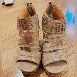 BedStu never worn wedges. Size 8